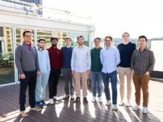 Inception levanta US$ 50 milhões para construir modelos de difusão para código e texto A group of nine men stand on a sunlit balcony.