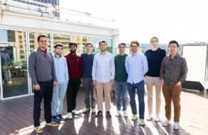 Inception levanta US$ 50 milhões para construir modelos de difusão para código e texto A group of nine men stand on a sunlit balcony.