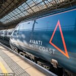 Os serviços de emergência foram chamados para um descarrilamento de trem perto de Shap, em Cumbria, disse o North West Ambulance Service (imagem de banco de imagens)