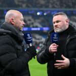 Sir Alex Ferguson posa com Wayne Rooney e uma camisa do Manchester United após uma coletiva de imprensa para revelar a nova contratação do Manchester United, Wayne Rooney, em Old Trafford em 2004, em Manchester, Inglaterra.