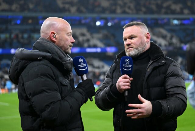 Sir Alex Ferguson posa com Wayne Rooney e uma camisa do Manchester United após uma coletiva de imprensa para revelar a nova contratação do Manchester United, Wayne Rooney, em Old Trafford em 2004, em Manchester, Inglaterra.