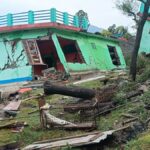 Apenas algumas pedras de casa e vestígios de lama permanecem após o afundamento de terras no distrito de Reasi