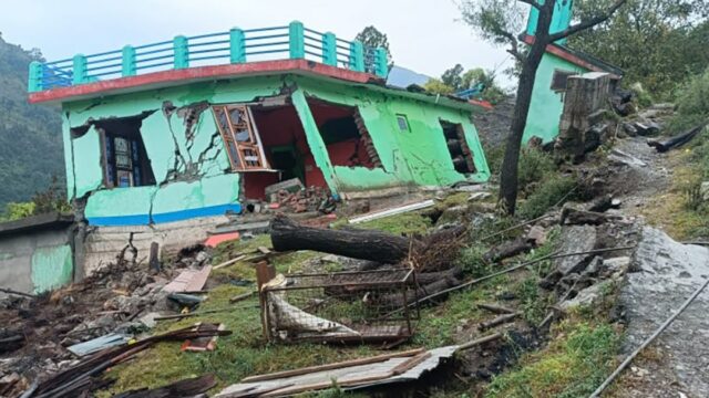 Apenas algumas pedras de casa e vestígios de lama permanecem após o afundamento de terras no distrito de Reasi