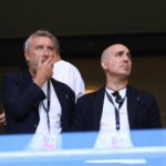 O ex-jogador do Manchester United e comentarista da TNT Sports Paul Scholes está no campo antes da final da UEFA Europa League de 2025 entre Tottenham Hotspur e Manchester United, no Estadio de San Mames.