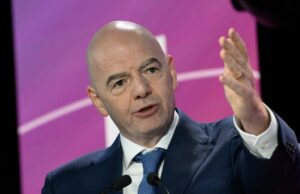 Infantino, chefe da FIFA, dá as boas-vindas à presença de torcedoras em jogo da Copa do Irã Infantino, chefe da FIFA, dá as boas-vindas à presença de torcedoras em jogo da Copa do Irã
