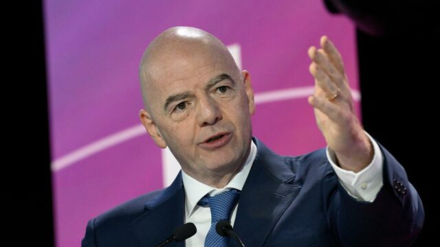 Infantino, chefe da FIFA, dá as boas-vindas à presença de torcedoras em jogo da Copa do Irã
