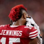 O quarterback do San Francisco 49ers, Brock Purdy # 13, deixa o campo após ser parabenizado pelo quarterback do Carolina Panthers, Bryce Young # 9, após a vitória do 49ers por 20-9 na NFL no Levi's Stadium em Santa Clara, Califórnia, na segunda-feira, 24 de novembro de 2025. (Jane Tyska/Bay Area News Group)