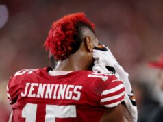 Inman: 10 coisas que chamaram minha atenção na vitória dos 49ers por 20-9 sobre os Panthers O quarterback do San Francisco 49ers, Brock Purdy # 13, deixa o campo após ser parabenizado pelo quarterback do Carolina Panthers, Bryce Young # 9, após a vitória do 49ers por 20-9 na NFL no Levi's Stadium em Santa Clara, Califórnia, na segunda-feira, 24 de novembro de 2025. (Jane Tyska/Bay Area News Group)