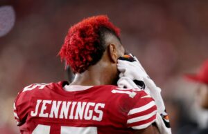 Inman: 10 coisas que chamaram minha atenção na vitória dos 49ers por 20-9 sobre os Panthers O quarterback do San Francisco 49ers, Brock Purdy # 13, deixa o campo após ser parabenizado pelo quarterback do Carolina Panthers, Bryce Young # 9, após a vitória do 49ers por 20-9 na NFL no Levi's Stadium em Santa Clara, Califórnia, na segunda-feira, 24 de novembro de 2025. (Jane Tyska/Bay Area News Group)