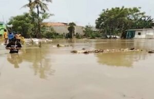 Inundações submergem 7 distritos na regência de Bekasi devido ao transbordamento do rio Cikarang Inundações submergem 7 distritos na regência de Bekasi devido ao transbordamento do rio Cikarang