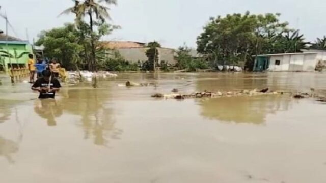 Inundações submergem 7 distritos na regência de Bekasi devido ao transbordamento do rio Cikarang
