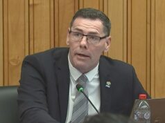 Investigação descobre que ex-prefeito mentiu sobre serviço militar, câncer e diplomas universitários O prefeito de Townsville, Troy Thompson, fala para A Current Affair.