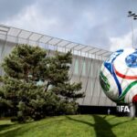 Trionda, uma réplica gigante da bola da Copa do Mundo FIFA 2026, exibida em Zurique, na Suíça.