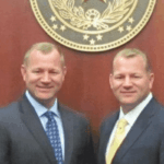 Irmão gêmeo idêntico quer substituir o republicano Troy Nehls no Congresso