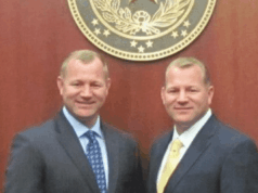 Irmão gêmeo idêntico quer substituir o republicano Troy Nehls no Congresso Irmão gêmeo idêntico quer substituir o republicano Troy Nehls no Congresso