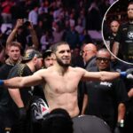 Islam Makhachev com luvas azuis chega antes de sua luta pelo título dos meio-médios no UFC 322.