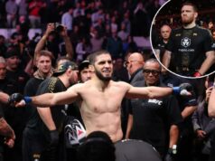 Islam Makhachev garante título na segunda categoria de peso com vitória no UFC 322 sobre Jack Della Maddalena Islam Makhachev com luvas azuis chega antes de sua luta pelo título dos meio-médios no UFC 322.