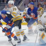 O ala esquerdo do New York Islanders, Emil Heineman (51), luta pela posse de bola na frente do gol durante o primeiro período, quando o New York Islanders jogou contra o Boston Bruins na terça-feira, 4 de novembro de 2025, na UBS Arena em Elmont, NY.