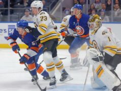 Islanders desperdiçam vantagem final e caem para Bruins em dura derrota nos pênaltis O ala esquerdo do New York Islanders, Emil Heineman (51), luta pela posse de bola na frente do gol durante o primeiro período, quando o New York Islanders jogou contra o Boston Bruins na terça-feira, 4 de novembro de 2025, na UBS Arena em Elmont, NY.