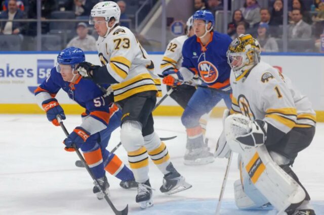 Islanders desperdiçam vantagem final e caem para Bruins em dura O ala esquerdo do New York Islanders, Emil Heineman (51), luta pela posse de bola na frente do gol durante o primeiro período, quando o New York Islanders jogou contra o Boston Bruins na terça-feira, 4 de novembro de 2025, na UBS Arena em Elmont, NY.