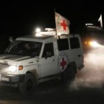 Veículos da Cruz Vermelha transportando os corpos de três pessoas que se acredita serem reféns israelenses falecidos entregues pelo Hamas