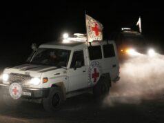 Israel recebe supostos restos mortais de mais três reféns falecidos de Gaza Veículos da Cruz Vermelha transportando os corpos de três pessoas que se acredita serem reféns israelenses falecidos entregues pelo Hamas