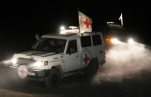 Israel recebe supostos restos mortais de mais três reféns falecidos de Gaza Veículos da Cruz Vermelha transportando os corpos de três pessoas que se acredita serem reféns israelenses falecidos entregues pelo Hamas