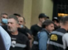 Israel tem como alvo alto funcionário do Hezbollah no primeiro ataque a Beirute em meses Oficiais de segurança se reúnem perto de veículos destruídos no local onde um ataque israelense atingiu um prédio de apartamentos em Dahiyeh no domingo.