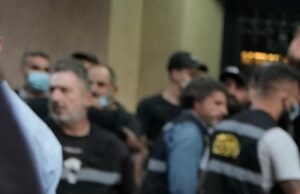 Israel tem como alvo alto funcionário do Hezbollah no primeiro ataque a Beirute em meses Oficiais de segurança se reúnem perto de veículos destruídos no local onde um ataque israelense atingiu um prédio de apartamentos em Dahiyeh no domingo.