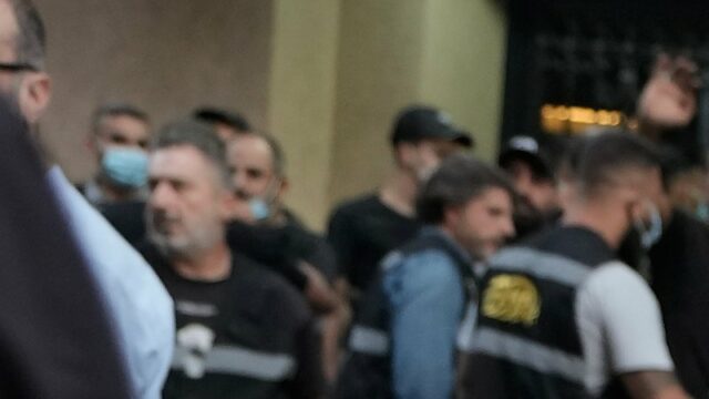 Oficiais de segurança se reúnem perto de veículos destruídos no local onde um ataque israelense atingiu um prédio de apartamentos em Dahiyeh no domingo.