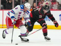 JT Miller dá assistência no retorno à escalação do Rangers após lesão JT Miller patina com o disco passando por Andrei Svechnikov durante o segundo período da vitória do Rangers por 4 a 2 sobre os Hurricanes em 26 de novembro de 2025.