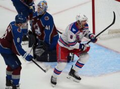 JT Miller sai pelo Rangers contra o Mammoth por causa de nova lesão O pivô do New York Rangers, JT Miller, reage após marcar um gol contra o goleiro do Colorado Avalanche, Scott Wedgewood, enquanto o defensor Cale Makar observa.