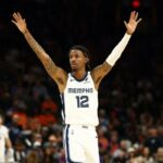 O armador do Memphis Grizzlies, Ja Morant (12), reage contra o Phoenix Suns durante o segundo tempo no Mortgage Matchup Center.