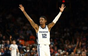 Ja Morant suspendeu um jogo após comentários polêmicos do técnico do Grizzlies O armador do Memphis Grizzlies, Ja Morant (12), reage contra o Phoenix Suns durante o segundo tempo no Mortgage Matchup Center.