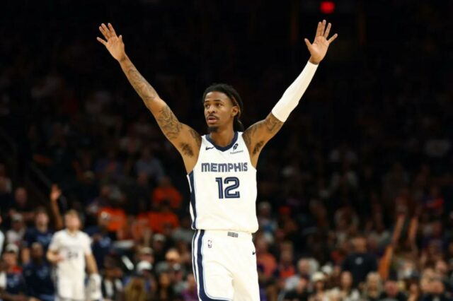 O armador do Memphis Grizzlies, Ja Morant (12), reage contra o Phoenix Suns durante o segundo tempo no Mortgage Matchup Center. 