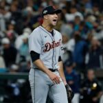 Jack Flaherty # 9 do Detroit Tigers comemora após se aposentar do time contra o Seattle Mariners durante a décima terceira entrada do quinto jogo da American League Division Series no T-Mobile Park em 10 de outubro de 2025 em Seattle, Washington.