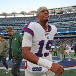 O quarterback do New York Giants, Jameis Winston (19), dançando na end zone após correr para um touchdown no 4º período.