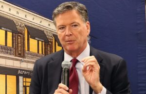 James Comey espera que Trump ‘virá atrás de mim novamente’ depois que juiz federal rejeita acusação James Comey espera que Trump 'virá atrás de mim novamente' depois que juiz federal rejeita acusação