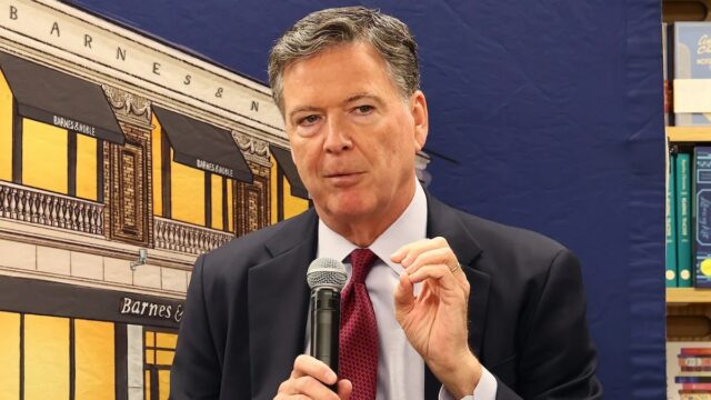 James Comey espera que Trump 'virá atrás de mim novamente' depois que juiz federal rejeita acusação
