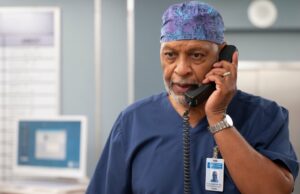 James Pickens, de Grey’s Anatomy, é diagnosticado com câncer em meio à batalha do personagem Debbie Allen diz que Catherine Fox, personagem de anatomia de Gray, nunca deixará Richard Webber ir