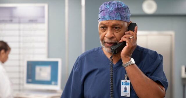 James Pickens, de Grey's Anatomy, é diagnosticado com câncer em Debbie Allen diz que Catherine Fox, personagem de anatomia de Gray, nunca deixará Richard Webber ir
