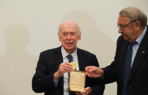 James Watson ajudou a decifrar o código do DNA, gerando avanços médicos e debates éticos James Watson ajudou a decifrar o código do DNA, gerando avanços médicos e debates éticos