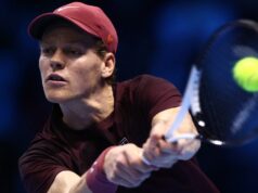 Jannik Sinner derrota Ben Shelton no ATP Finals antes das semifinais Felix Auger-Aliassime reage.