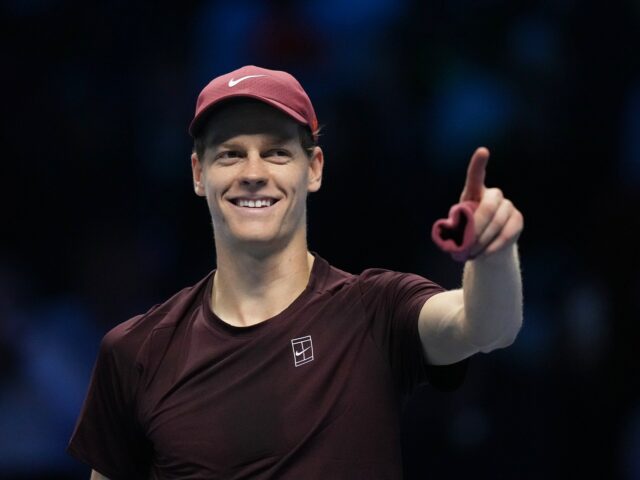 Jannik Sinner em ação.