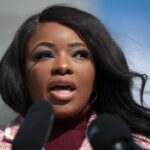 Jasmine Crockett diz que uma pessoa fez 'ameaças de supremacia branca' em seu escritório