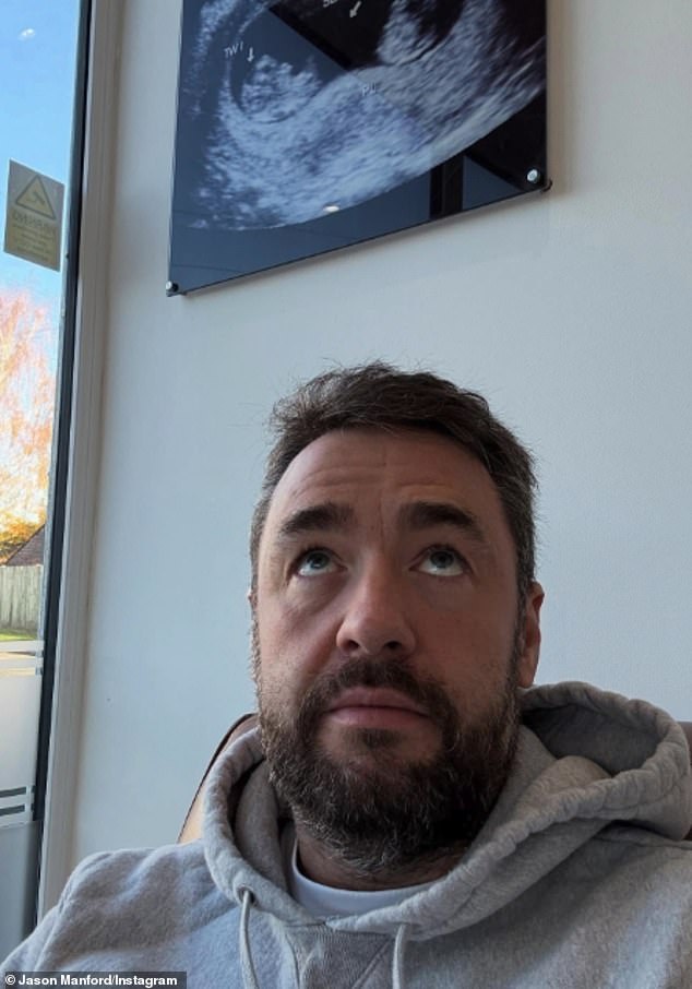 Jason Manford, 44, sugere que sua esposa Lucy Dyke está Jason Manford, 44, sugere que sua esposa Lucy Dyke está esperando seu SÉTIMO filho em uma postagem enigmática - dois anos depois de revelar que foi submetido a uma vasectomia