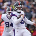 O quarterback do Giants, Jaxson Dart, deixou o jogo de domingo no quarto período para ser avaliado por uma concussão.