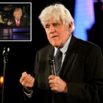 Jay Leno apontando para uma imagem de Donald Trump em uma tela grande durante