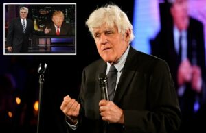 Jay Leno diz que a venda de ingressos aumentou depois de eliminar a política de sua rotina stand-up: ‘Ninguém quer levar sermões’ Jay Leno apontando para uma imagem de Donald Trump em uma tela grande durante