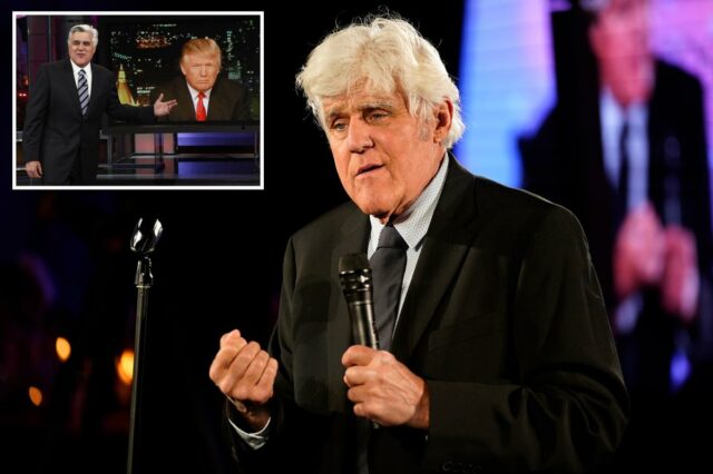 Jay Leno apontando para uma imagem de Donald Trump em uma tela grande durante 